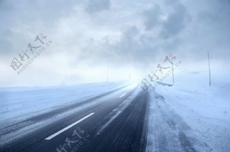 积雪覆盖的公路图片