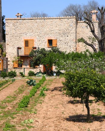 典型的西班牙式别墅和花园