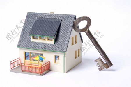 房子模型与钥匙图片