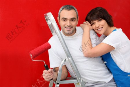 人字梯旁开心的夫妻图片