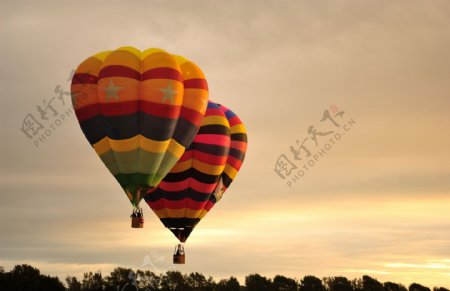 空中绚丽的热气球图片