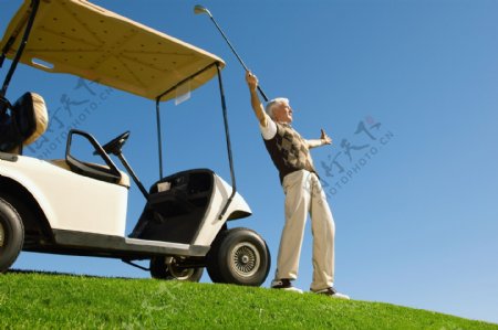 打高尔夫球的老年人图片