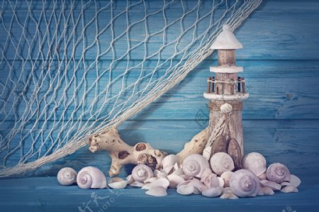 木板渔网和灯塔海螺图片