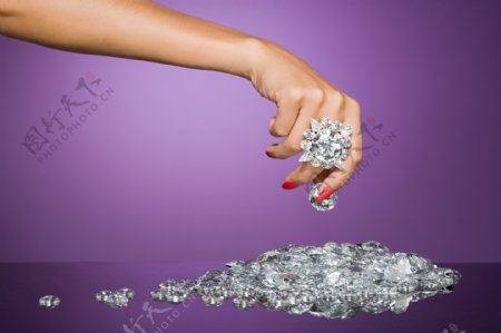 手戴钻戒拿钻石的女人图片