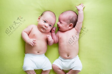 可爱双胞胎婴儿图片
