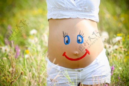 孕妇肚子上的笑脸图片