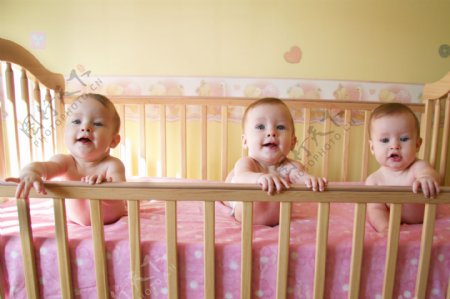 婴儿床上的三个宝宝图片