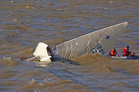 海上倒塌的帆船