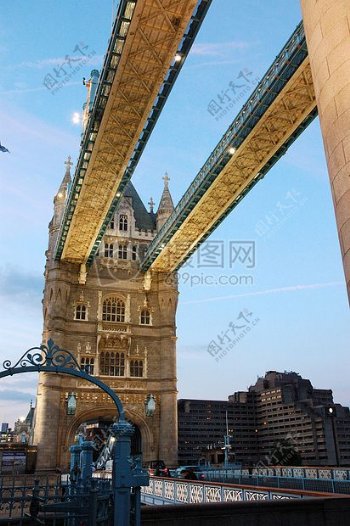 蓝天下的伦敦塔桥