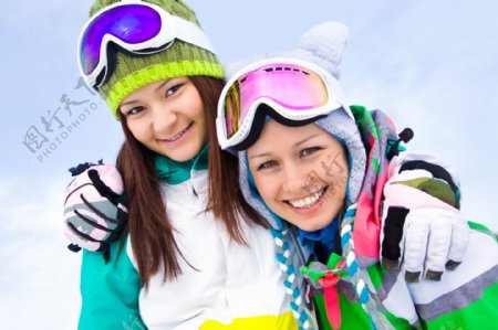 勾肩搭背的外国滑雪女孩图片