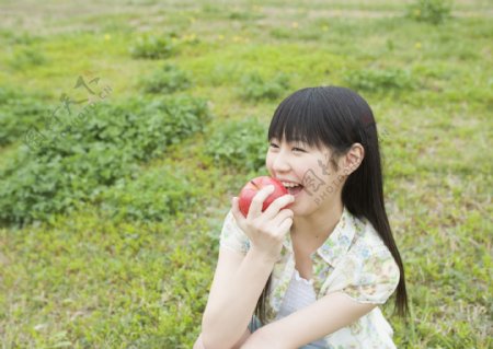 吃苹果的清纯女生图片