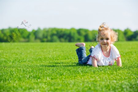 躺在草地上的小女孩图片