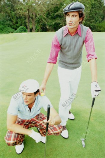 手拿高尔夫球杆的时尚男性