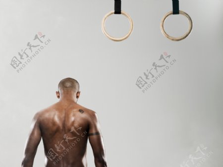 体操圆环和男人背影图片