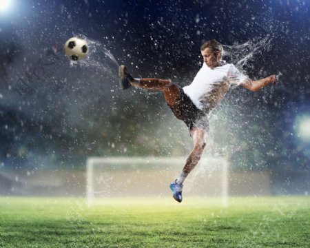 水花喷溅与足球运动员图片