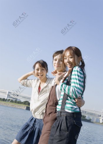 江边散步的快乐女孩图片图片