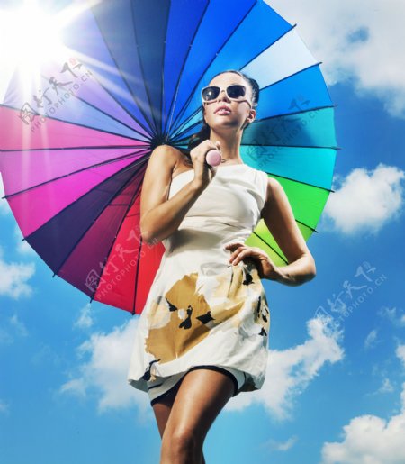 打伞的性感时尚女人图片