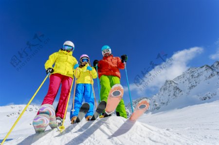 雪山滑雪的三个人