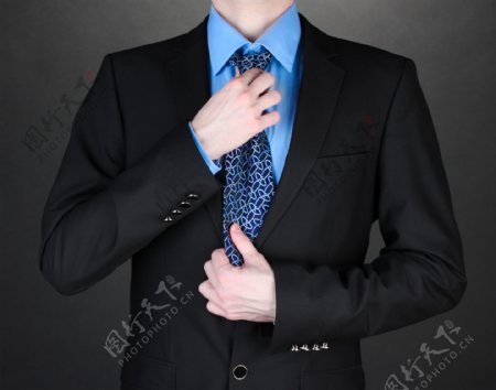 系领带的职业男性图片