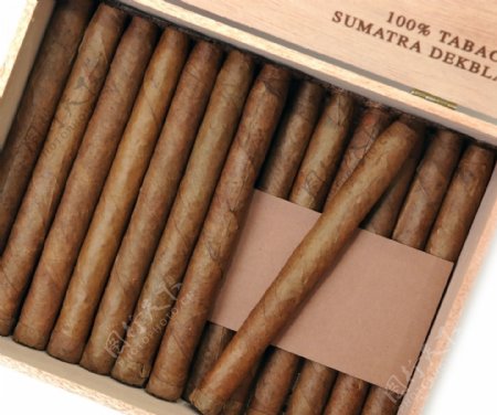 木盒子里的雪茄图片