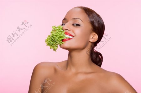 咬莴苣的红唇女人高清大图图片