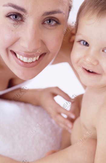 开心微笑母亲与儿童图片