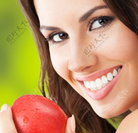 吃苹果的红唇美女图片