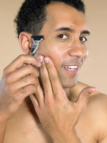 正在刮胡须的外国男性图片