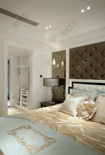 时尚卧室大床设计图