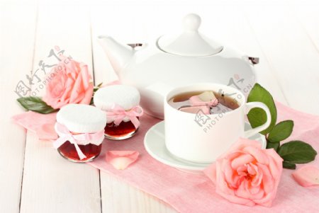 茶杯茶壶和花朵图片