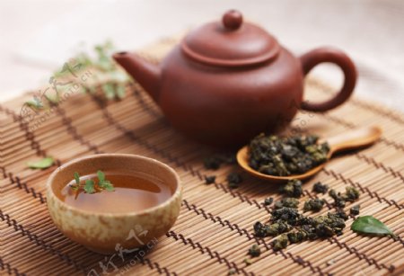 紫砂茶壶与茶叶图片