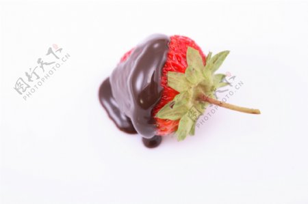 沾满巧克力的草莓图片图片