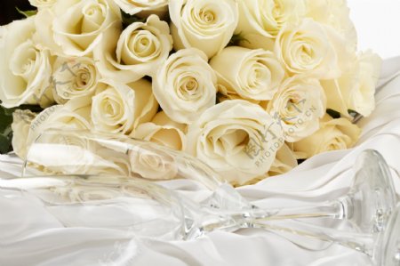 高脚杯与白色玫瑰