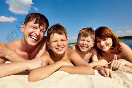 趴在沙滩上的一家人图片
