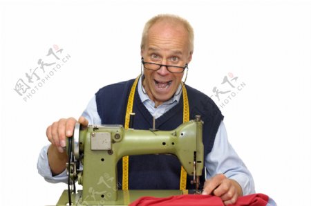 正在加工衣服的老人图片