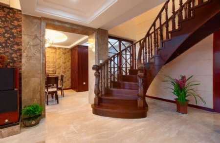 美式古典别墅楼梯间装修效果图