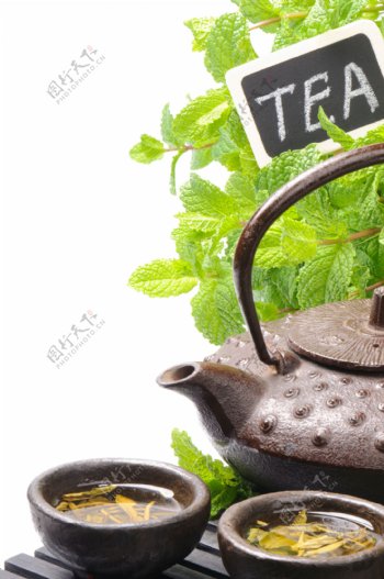 茶杯茶壶和绿叶图片