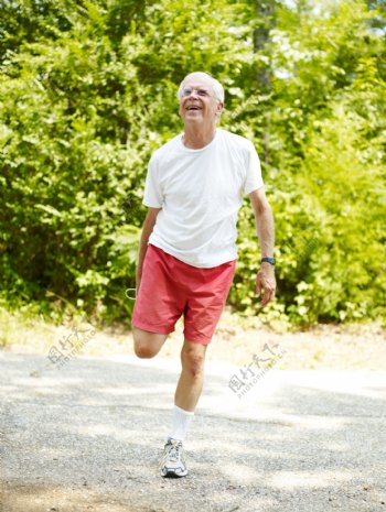 正在锻炼的老人图片