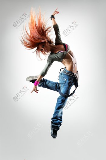 跳跃的红发美女图片