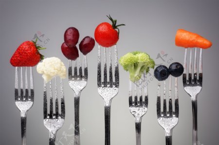 叉子上的水果蔬菜