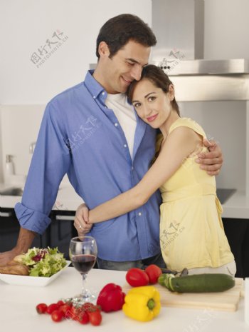厨房里的夫妻图片