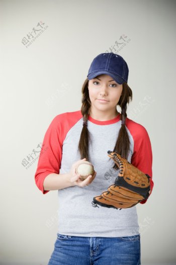 拿棒球的女人图片