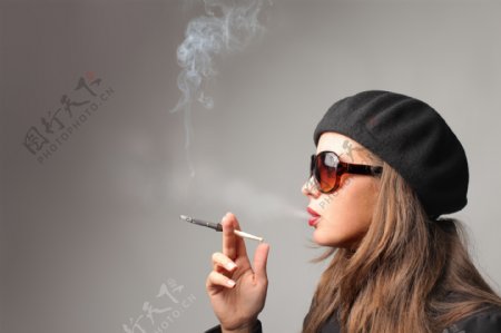 戴墨镜吸烟的美女图片