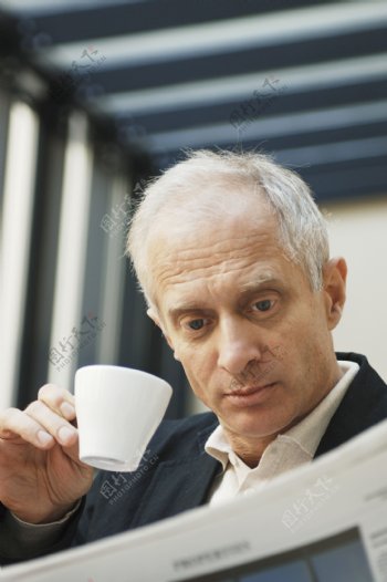 喝咖啡的商务男士图片