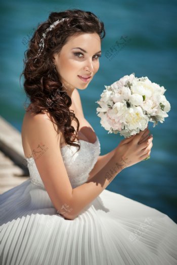 手拿鲜花的漂亮新娘图片