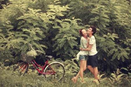 草地上抱在一起的情侣图片