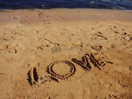 沙滩上的写着爱情的语言