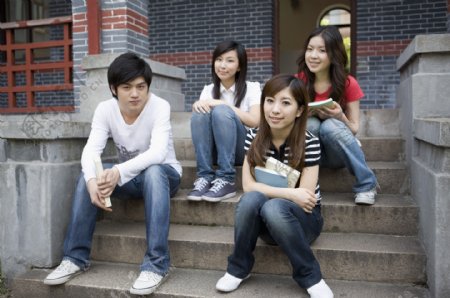 四个青年学生图片