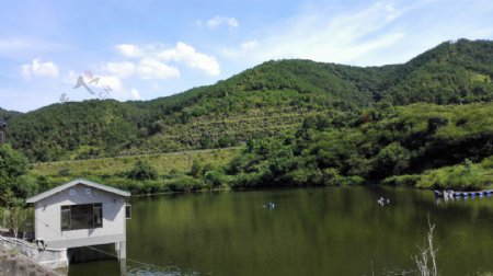 蓝天白云绿色山林水库水池图片