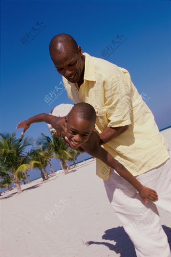 沙滩上的父子俩图片